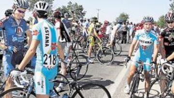 <b>EL PLANTE NO SIRVIÓ DE NADA. </b>Corredores del Astaná-Würth, el domingo en el Motín de Móstoles. Los maillots celestes no estarán en el Tour.