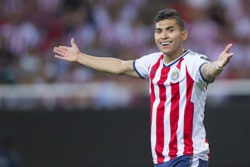 El mediocampista oriundo de Guerrero llegó al Guadalajara para el Clausura 2016, procedente del Querétaro. Durante su estadía en el Rebaño fue inamovible en la mitad de la cancha. Logró los títulos de la Supercopa MX 2015-16, el histórico doblete de liga y copa del Clausura 2017 y la Concachampions 2018.