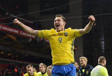 Arsenal cult hero Kim Kallstrom calls it a day