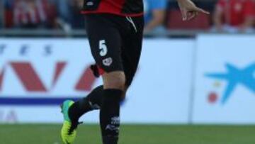 Gálvez, jugador del Rayo, celebra su gol frente al Almería.