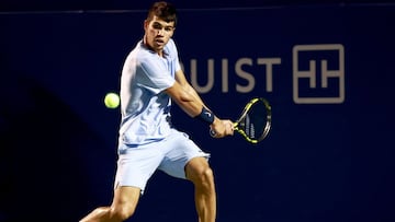 Carlos Alcaraz devuelve una bola durante su partido ante Marton Fucsovics en el Winston-Salem Open en el Wake Forest Tennis Complex de Winston Salem, North Carolina.