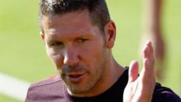 El técnico del Atlético de Madrid da órdenes durante la sesión de entrenamiento en la Ciudad Deportiva de Majadahonda.