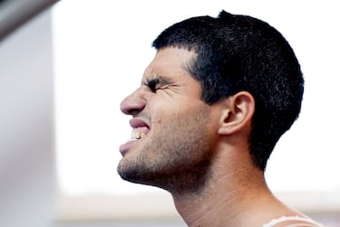 Carlos Alcaraz, de España, exhausto tras participar en una prueba de VO2 Max durante su entrenamiento.