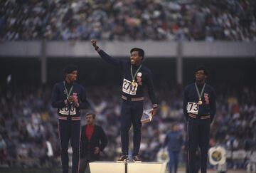 El estadounidense fue uno de los emblemas del ‘Black Power’ durante los Juegos de México 1968. Decidió no correr la final de los 400 metros como protesta por la expulsión de Tommie Smith y John Carlos. Pero este último le convenció para salir y ganó con 4