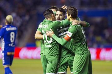 Insua, felicitado por sus compañeros.