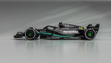 El Mercedes W14 ha sido presentado esta mañana de la mano de Lewis Hamilton y George Russell. El nuevo vehículo busca luchar de nuevo por el título del mundo.