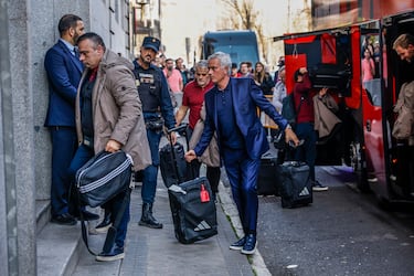El entrenador portugués del Benfica José Mourinho llegando al hotel en Madrid. 