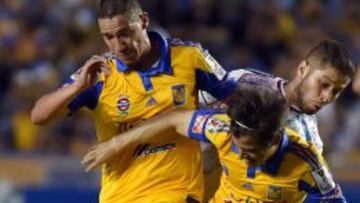 Jesús Dueñas y Jorge Estradadisputan el balón con Elías Aguilar.