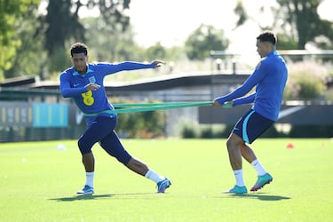 Jude Bellingham y Trent Alexander-Arnold de Inglaterra en acción durante un entrenamiento en Spurs Lodge el 15 de octubre de 2023 en Londres, Inglaterra.
