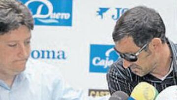 <b>EMOCIONADO. </b>Javi López se tapó con unas gafas de sol para esconder sus lágrimas.