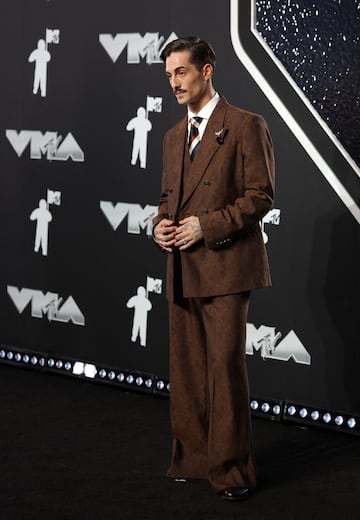 El cantante, compositor de la banda de rock italiana Måneskin,  Damiano David, posa en la alfombra de los MTV Video Music Awards.