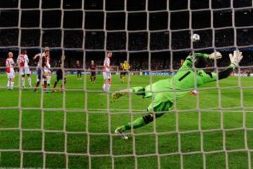 Champions League. Grupo H. Barcelona - Ajax. 1-0. Messi anota el primer tanto de falta directa.