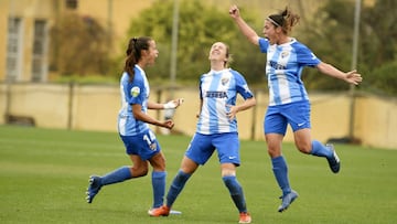 Raquel, Leti y Crisina Postigo celebran uno de los goles del partido.
