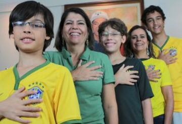 Los miembros de la familia Smith, de izqd. a drcha. Bernardo de Asís, Silvia Santos da Silva, Pedro de Assis, Silvana Santos da Silva y Joao de Assis, posan para una foto que muestra a todos Sus manos tienen seis dedos, en Brasilia. La mutación genética de seis dedos, es conocida como polidactilia. La familia ha estado en las noticias locales recientemente con sus seis dedos, están esperando para celebrar el sexto título mundial de Brasil en la Copa Mundial de 2014