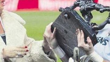 <b>CASILLAS RECOGIÓ EL TROFEO. </b>Mª Ángeles, la viuda de Jesús Gil, fue la encargada de entregar el trofeo al portero del Madrid, que acabó como capitán del equipo.