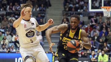 Elgin Cook, alero del Lenovo Tenerife, con el balón ante la defensa Fernando Zurbriggen, del Monbus Obradoiro.