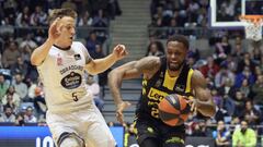 Elgin Cook, alero del Lenovo Tenerife, con el balón ante la defensa Fernando Zurbriggen, del Monbus Obradoiro.