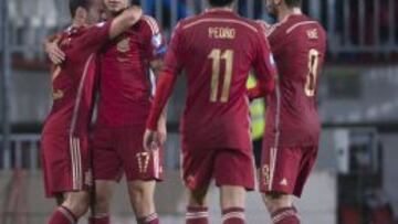 Rodrigo se abraza a Juan Bernat, tras el gol de éste.