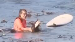 Una surfista saca el pie del agua, lleno de basura, al lado de su tabla de surf, en la playa de Batu Bolong, en Bali (Indonesia), el 11 de octubre del 2022. 