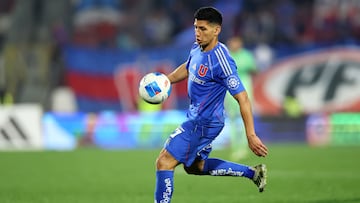 Futbol, Universidad de Chile vs Cobresal
Fecha 18, Liga de Primera 2025
El jugador de Universidad de Chile Israel Poblete controla el balón durante un partido de primera division contra Cobresal disputado en el estadio Nacional de Santiago, Chile.
04/08/2025
Javier Torres/Photosport
Football, Universidad de Chile vs Cobresal
18th turn, Division League 2025
Universidad de Chile player Israel Poblete, controls the ball during a first division match against Cobresal at the Nacional stadium in Santiago, Chile.
04/08/2025
Javier Torres/Photosport