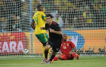 Rafael Márquez calló las repletas gradas del Soccer City, en Johannesburgo, con un tanto logrado a 12 minutos del final. Para el mexicano era su segundo gol en la historia de los Mundiales. Además, tiene el récord de ser el único jugador mexicano en capitanear a su selección en tres Copas del Mundo diferentes...