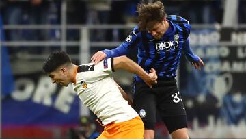 MILAN, ITALY - FEBRUARY 19: Carlos Soler of Valencia CF jumps with Hans Hateboer of Atalanta for the ball during the UEFA Champions League round of 16 first leg match between Atalanta and Valencia CF at San Siro Stadium on February 19, 2020 in Milan, Ita