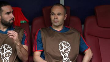 Iniesta en el banquillo.