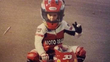 Ana Carrasco con el casco de Kato, uno de sus &iacute;dolos.