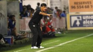 Mendilibar da órdenes a sus jugadores.