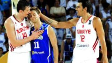 Omer Asik y Kerem Gonlum consuelan a Petteri Koponen.