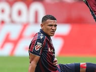 El hondureño fue despedido con aplausos por la afición del Athletic y tiene previsto volver ante Valencia tras recibir el alta.