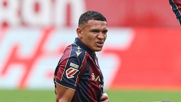 El hondureño fue despedido con aplausos por la afición del Athletic y tiene previsto volver ante Valencia tras recibir el alta.