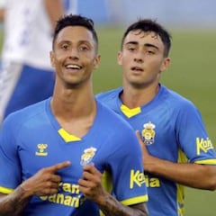 Maikel Mesa sufre amenazas por besarse el escudo en el derbi