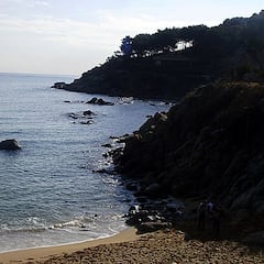 Hallan el cadáver de un hombre en una playa de Palamós: junto a él, varias gallinas decapitadas