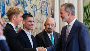 MADRID, 21/09/2022.- El rey Felipe VI, recibe en audiencia a los tenistas españoles ganadores de las tres categorías del Abierto de Estados Unidos de tenis en 2022, Carlos Alcaraz (C), Martín Landaluce (I) y Martín de la Puente este miércoles en el Palacio de la Zarzuela, en Madrid. EFE/ J.J.Guillen
