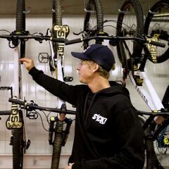 El ciclista más viral del mundo enseña su garaje