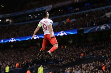 Es junto a Jackson Martínez, el goleador colombiano en la Champions (14 goles). Además tiene el récord de haber estado con más clubes que cualquier otro jugador de nuestro país en este torneo, cuatro en total: Porto, Chelsea, Mónaco y Galatasaray.
