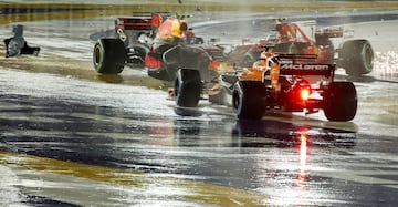 Verstappen toca a Raikkonen y éste se lleva por delante a Vettel que sigue a duras penas. La inercia del Ferrari del finlandés hace un recto en la primera curva y se atropella al Mclaren de Alonso que se puso 3º en la salida.