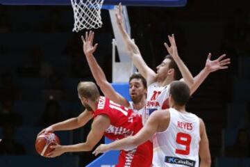 Los jugadores de la selecci¨®n espa?ola de baloncesto, Felipe Reyes (d), V¨ªctor Claver (2d) y Pau Gasol (2i) defienden el tiro del jugador polaco Lukasz Koszarek (i) durante el partido de octavos de final del Europeo 2015 entre las selecciones de Espa?a y Polonia, celebrado en el estadio Pierre Mauroy de la localidad francesa de Lille.