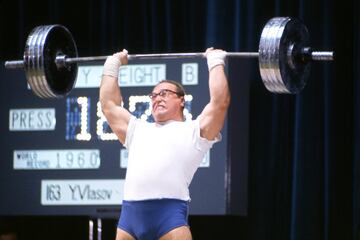 
Yusy Vlasov falleció el 13 de febrero en Moscú a los 85 años. El halterófilo ruso fue el primero que levantó un peso superior a 200 kg (202,5) en los Juegos Olímpicos de Roma en 1960. Obviamente, ganó el oro. Fue uno de los deportistas más reputados dentro de su deporte en el pasado siglo, con hasta cuatro títulos mundiales. De 1959 a 1963 ganó en todos los eventos en los que participó.  “Nos enseñó a todos que 'imposible' es solo una palabra" dijo Arnold Schwarzenegger tras su fallecimiento. Vlasov también fue periodista y autor, con una docena de novelas publicadas.
