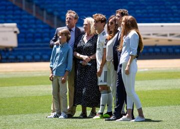 The Spanish international right-back, who joins Los Blancos from Real Sociedad, was presented at the Bernabéu on Wednesday.