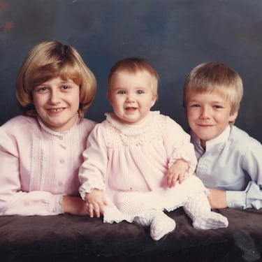 David Beckham con sus hermanas. 