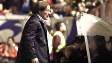 El entrenador del Granada, Juan Antonio Anquela, durante el encuentro correspondiente a la decimos&eacute;ptima jornada de primera divisi&oacute;n, que han disputado esta noche frente a Osasuna en el Estadio Reyno de Navarra de Pamplona.