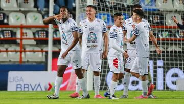 Juagdores del Pachuca festejan un gol