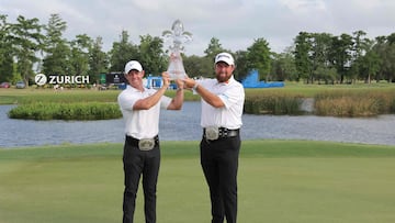 Los golfistas Rory McIlroy y Shane Lowry posan con el título de campeones del Zurich Classic.