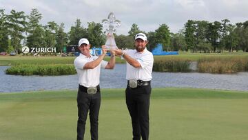 Los golfistas Rory McIlroy y Shane Lowry posan con el título de campeones del Zurich Classic.