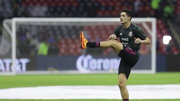 Raúl Jiménez hace calentamiento con la Selección Mexicana en el Estadio Azteca