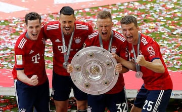 Con trofeo y cerveza en mano Bayern y James celebran el título