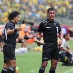 Árbitro ecuatoriano dirigirá el debut de la Roja ante Brasil