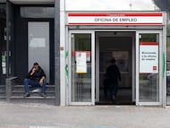 Entrada a una oficina del SEPE, a 6 de mayo de 2024, en Madrid (España). La Seguridad Social ha ganado una media de 199.538 cotizantes en abril respecto al mes anterior (+0,95%), gracias al impulso de la hostelería, que sumó casi 92.000 afiliados en el mes, según datos publicados hoy por el Ministerio de Inclusión, Seguridad Social y Migraciones. El número de parados registrados en las oficinas de los servicios públicos de empleo ha bajado en 60.503 personas en abril en relación al mes anterior, lo que supone un descenso del 2,2% en términos porcentuales.
06 MAYO 2024;MADRID;SEPE;OFICINA DE EMPLEO;SEGURIDAD SOCIAL
Eduardo Parra / Europa Press
06/05/2024